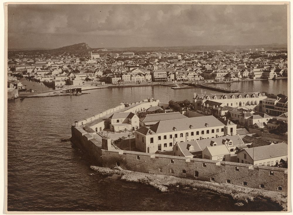 Gezicht op het Waterfort in Willemstad, Curaçao (1937 - 1940) by Fischer