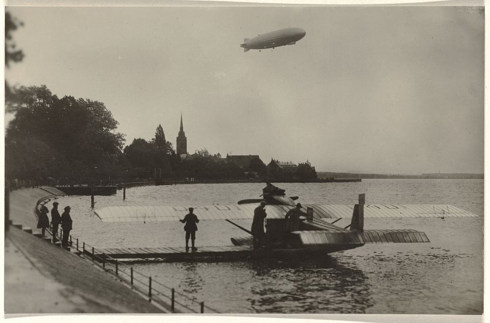 De Amerika-zeppelin ZR 3 bij zijn eerste proefvlucht over Friedrichshafen (1924) by anonymous