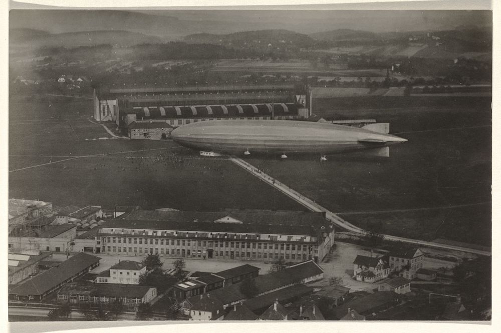 De Amerika-zeppelin ZR 3 bij de landing voor een hangar in Friedrichshafen (1924) by anonymous