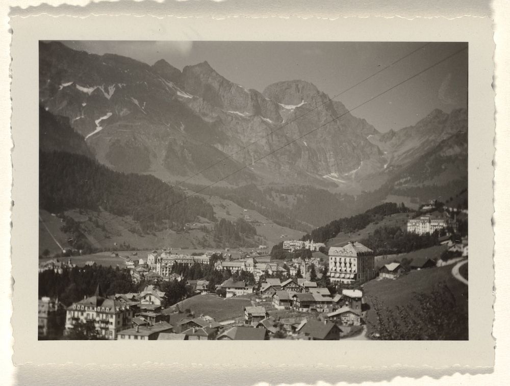 Zwitserse plaats Engelberg vanuit het oosten, met bergen op de achtergrond (1935) by anonymous