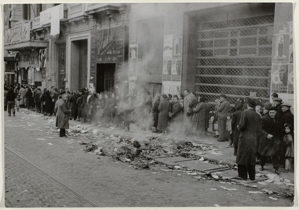 In de rij voor voedsel (1939) by Associated Press Berliner Büro, anonymous and Recla Internationale Persfoto Centrale