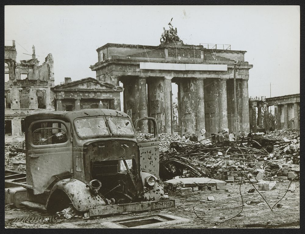Brandenburger Tor in mei 1945 (1945) by anonymous and Bundesbildstelle