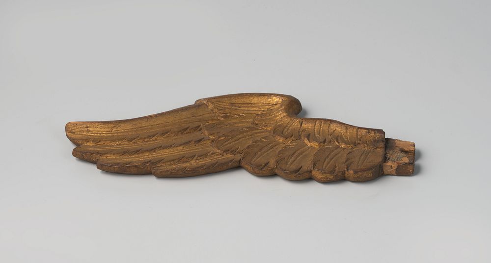 Een afgebroken vleugel behorend bij een wapenschild (1665 - 1725)