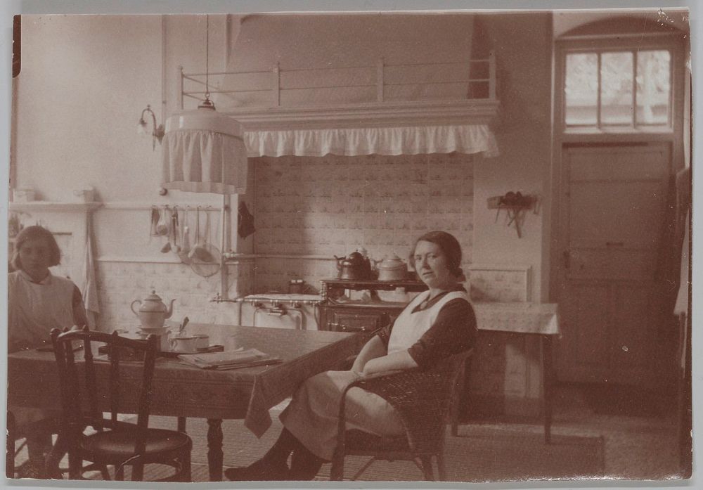Twee huishoudsters poseren in de keuken van de villa in juli 1928 (1928) by anoniem