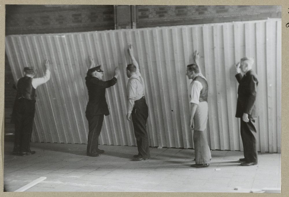Een schuttersstuk wordt ingepakt voor evacuatie (1939) by Rijksmuseum Afdeling Beeld