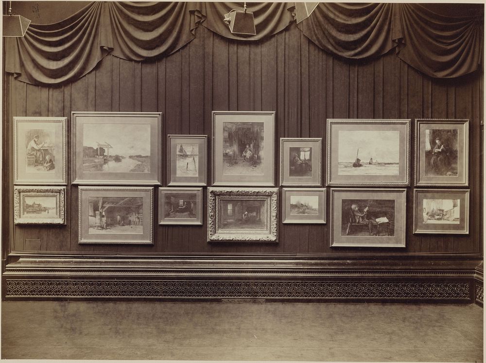 Wand met geplooide doeken en twee rijen schilderijen (1880 - c. 1930) by anoniem