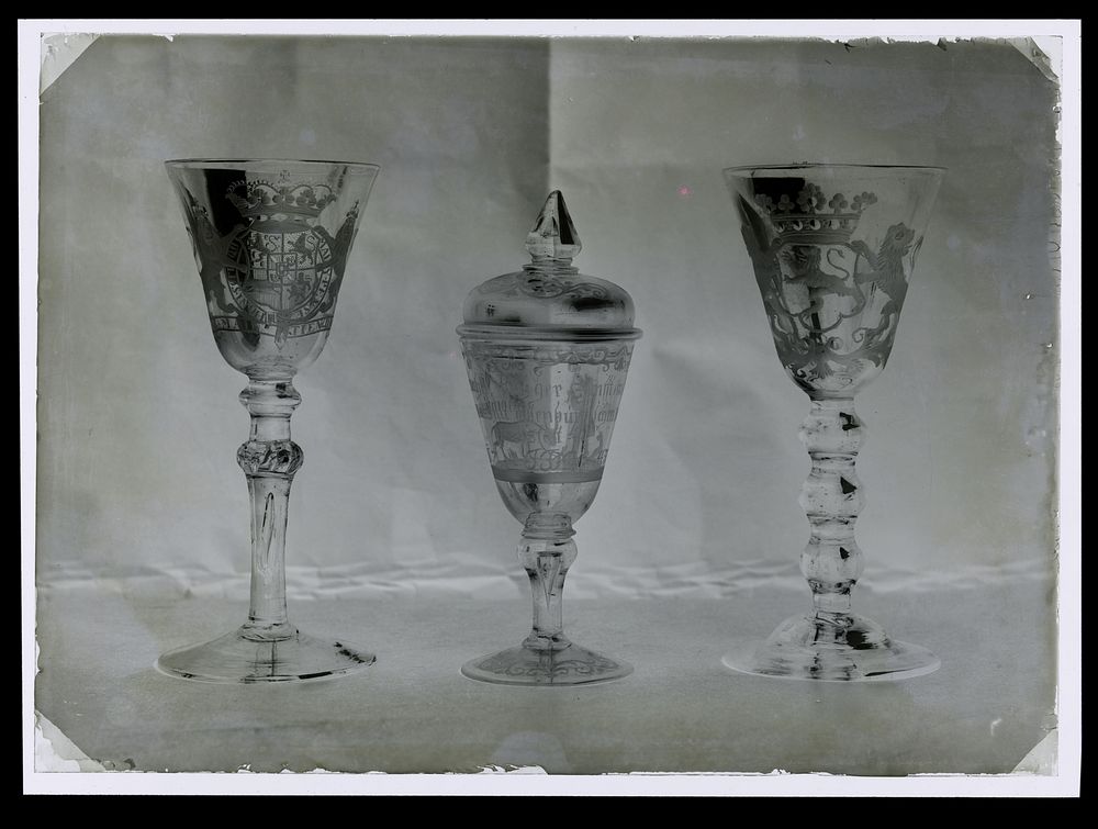 Drie gedecoreerde drinkglazen (c. 1865 - c. 1900) by Laurens Lodewijk Kleijn