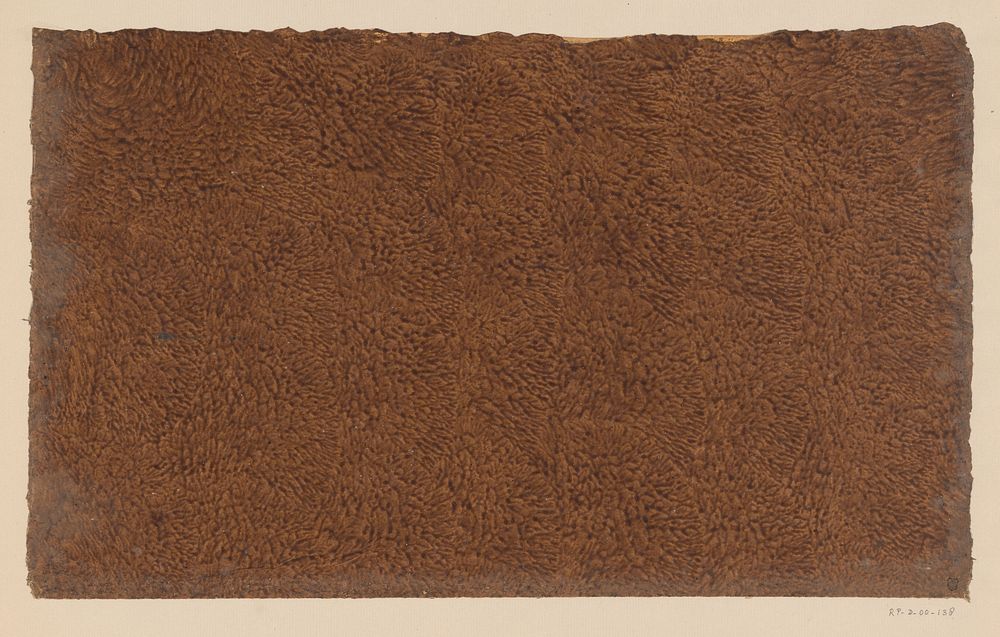 Stijfselverfpapier in bruin met ingedrukt bloemmotief (1700 - 1900) by anonymous