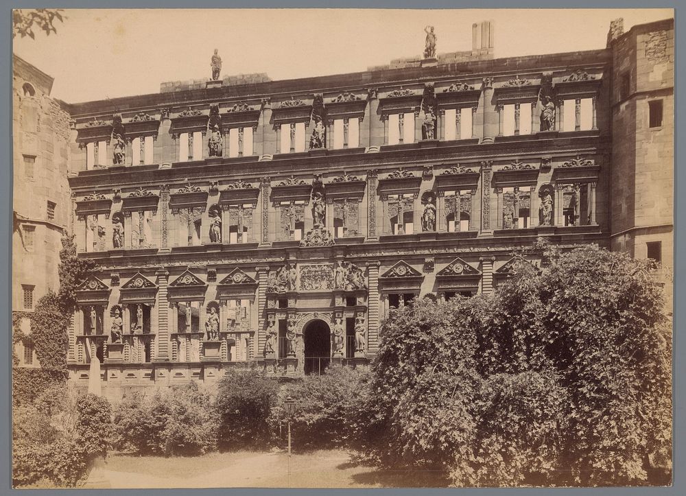 Façade van Schloss Heidelberg, grenzend aan de binnenplaats (c. 1875 - c. 1900) by anonymous