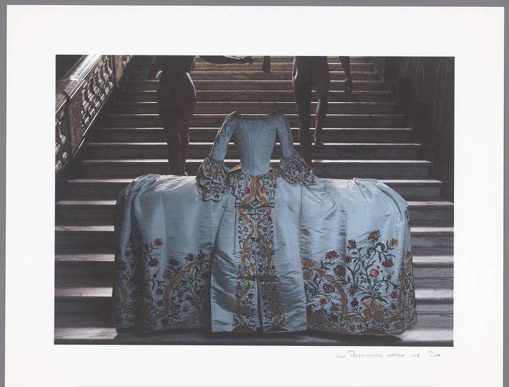 Bruidsjapon op de rug gezien met een naakte man en vrouw die de marmeren trap van het Instituut voor de Tropen oplopen (2000…