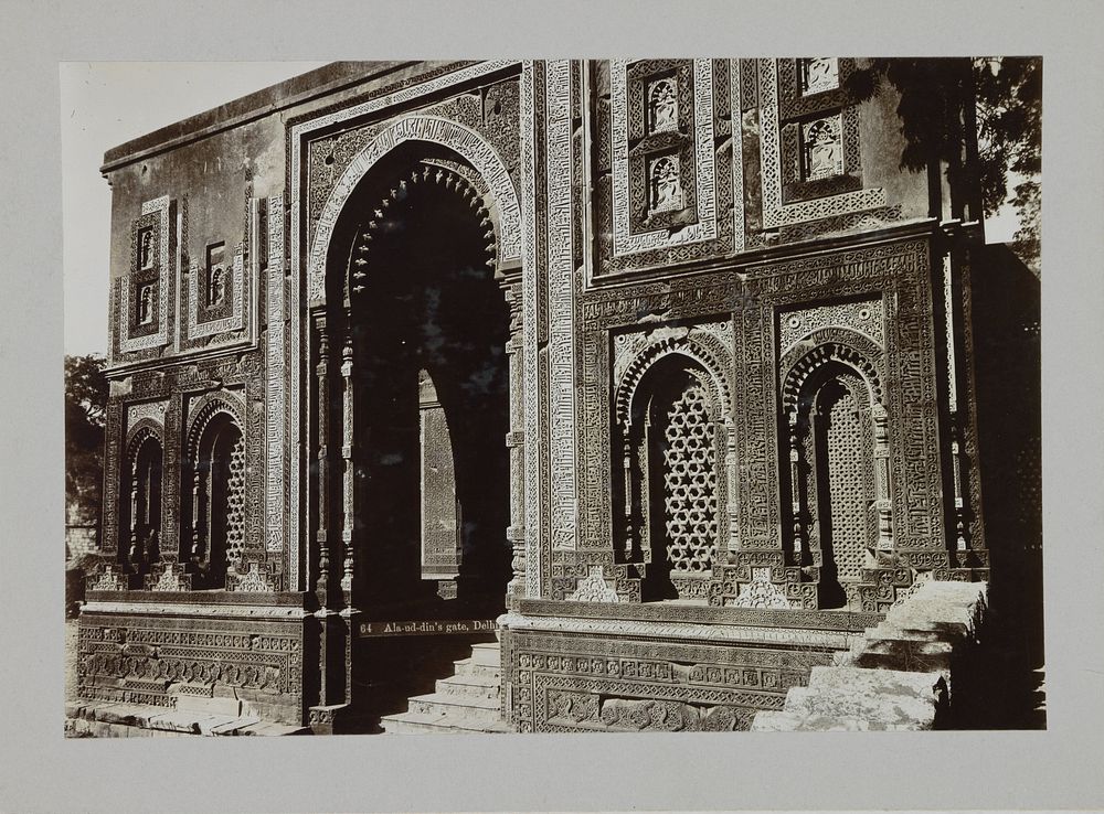 Poort bij Qutab Minar (c. 1895 - c. 1915) by anonymous