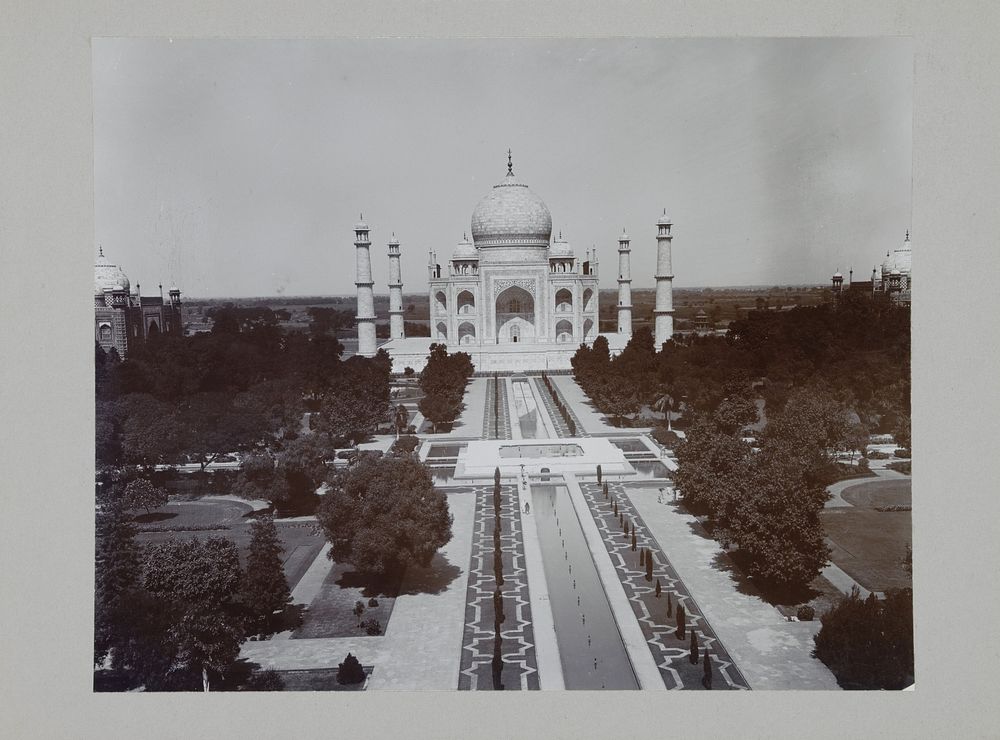 Gezicht op Taj Mahal (c. 1895 - c. 1915) by anonymous