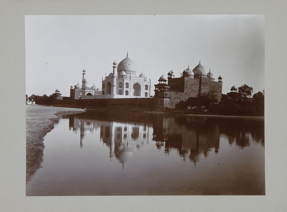 Gezicht op de Taj Mahal moskee, de Taj Mahal en het gastenverblijf (c. 1895 - c. 1915) by anonymous