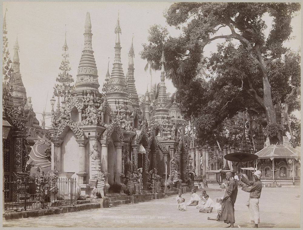 Biddende mensen bij de Shwedagon Pagode, Rangoon (c. 1895 - c. 1915) by P Klier