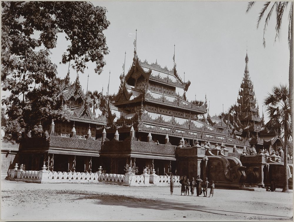 Gouden Paleis Klooster (Shwenandaw Kyaung), Mandalay (c. 1895 - c. 1915) by anonymous