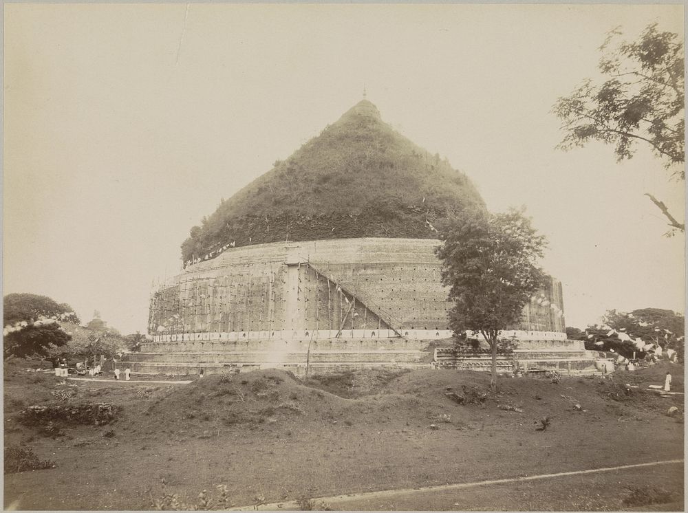 Stoepa, Anuradhapura (c. 1895 - c. 1915) by anonymous
