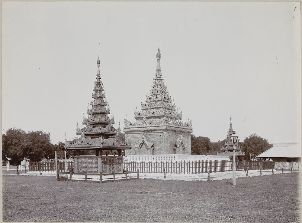 Graf van een Koning en Witte Olifant, Mandalay (c. 1895 - c. 1915) by anonymous