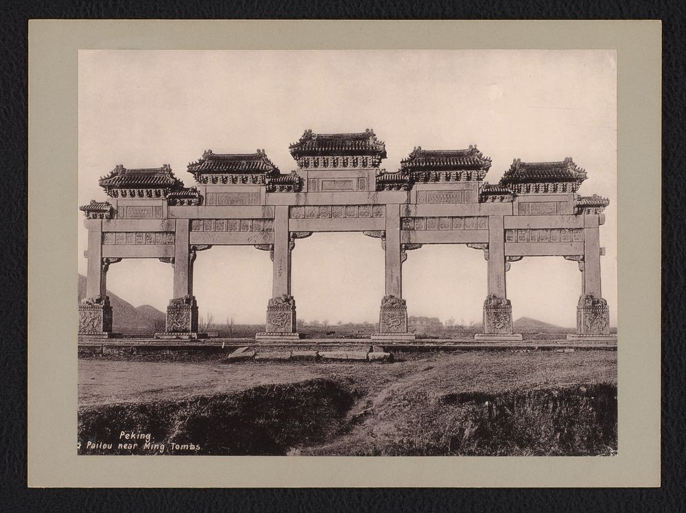 Sierpoort nabij Ming graftomben, Peking (c. 1895 - c. 1915) by anonymous