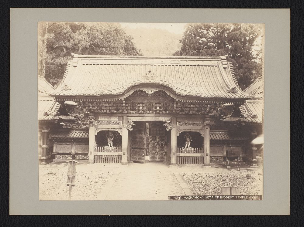 Yashamon-poort, Nikko (c. 1895 - c. 1915) by anonymous