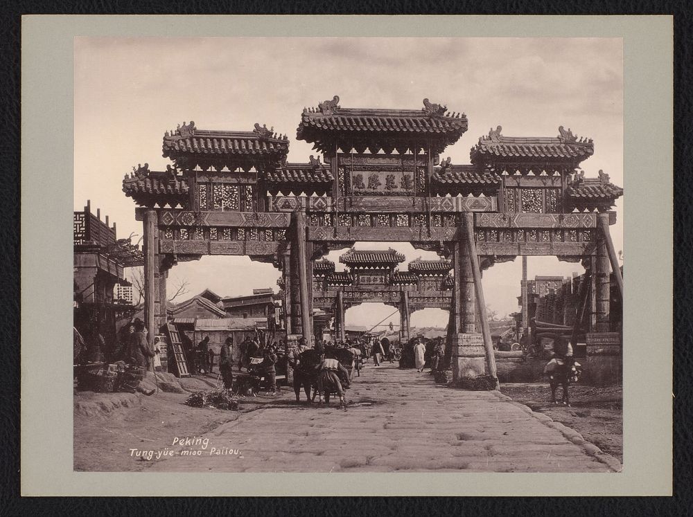 Twee sierpoorten, Peking (c. 1895 - c. 1915) by anonymous