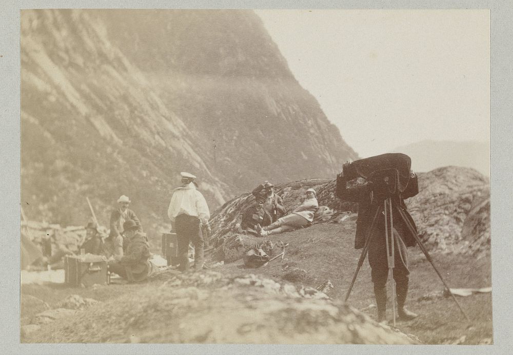 Groep mannen rust in het Noorse landschap (1889) by Paul Güssfeldt and Carl Saltzmann