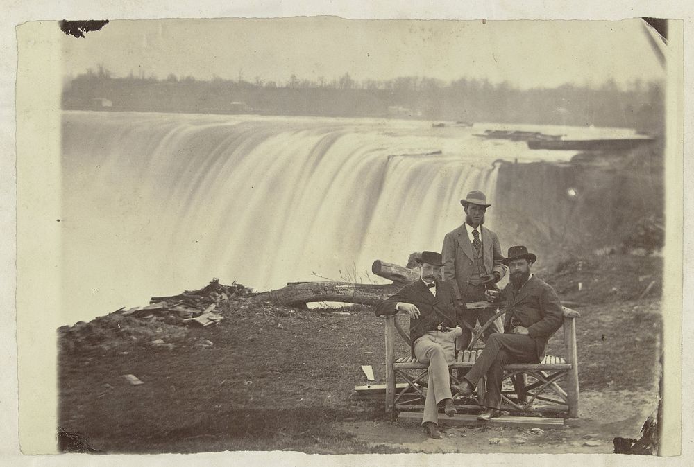 Groepsportret van drie mannen op een bank bij de Niagara Falls (c. 1879 - c. 1890) by anonymous
