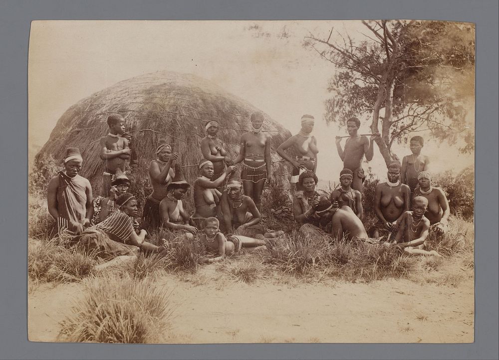 Dorpsbewoners voor een hut, Afrika (c. 1880 - c. 1900) by anonymous