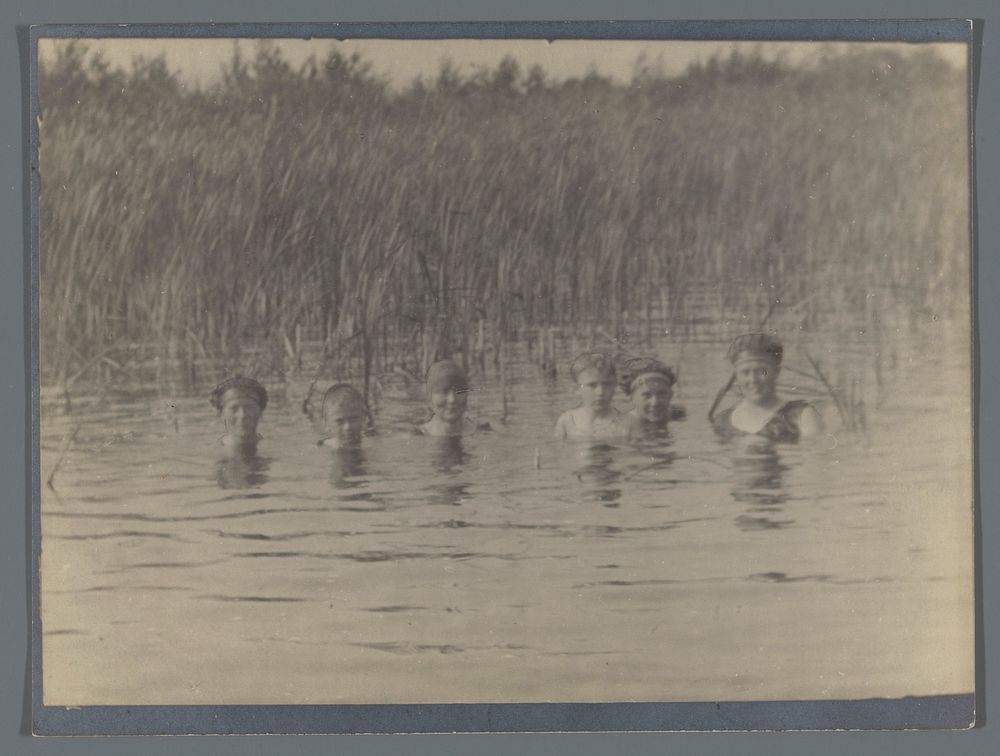 Groepsportret van een gezelschap in het water (1910 - 1950) by Cornelia Hendrika Jonker