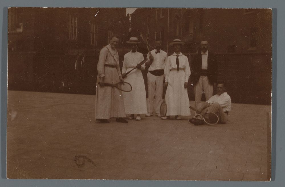 Groepsportret van een gezelschap met tennisrackets (1917) by Cornelia Hendrika Jonker