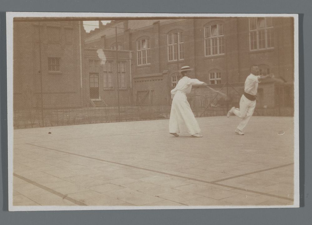 Twee tennisspelers op de baan (1917) by Cornelia Hendrika Jonker