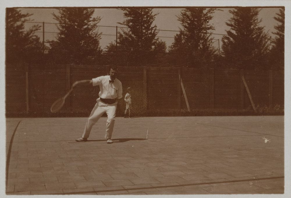Onbekende tennisspeler op de tennisbaan (1917) by Cornelia Hendrika Jonker