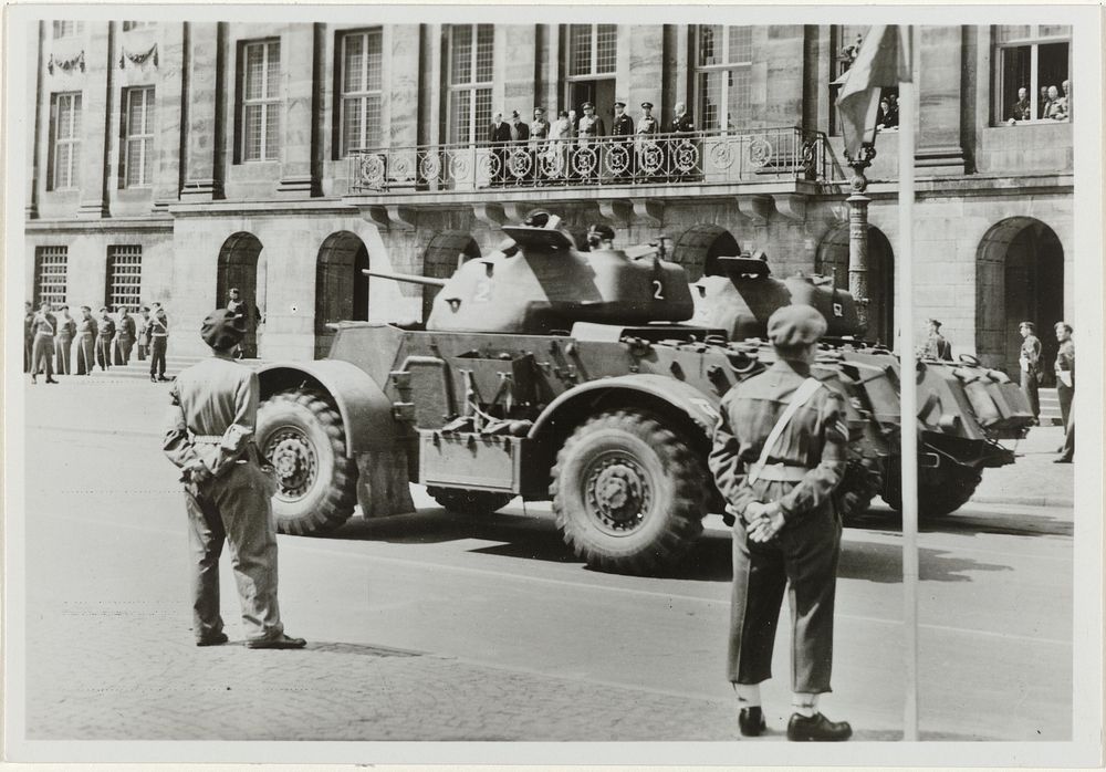 Defilé op de Dam te Amsterdam bij de bevrijdingsfeesten op 28 juni 1945 (1945) by anonymous and W ten Have