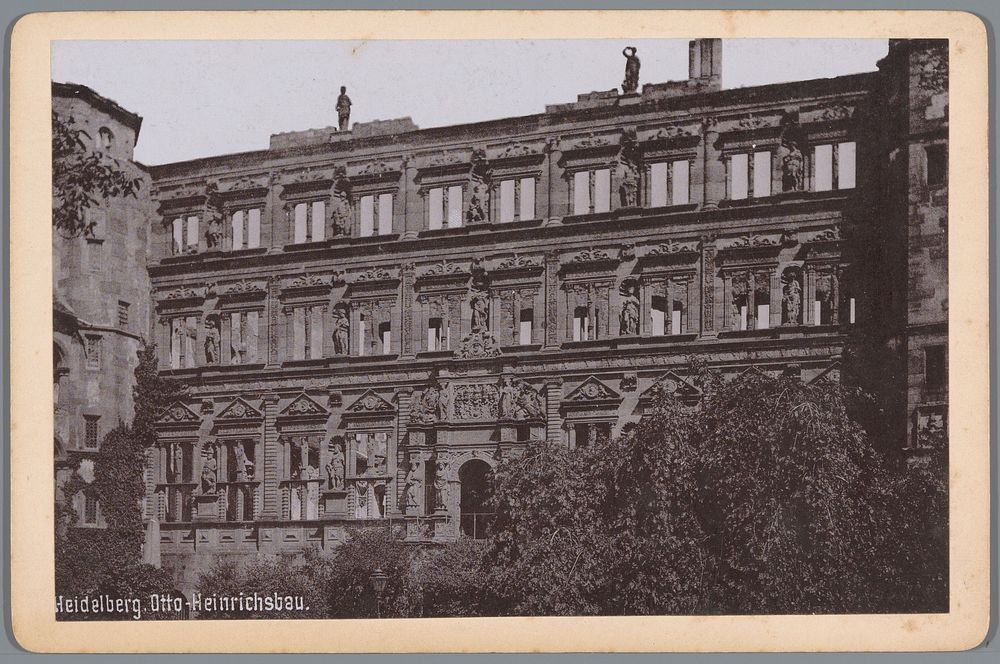 Gezicht op Schloss Ottheinrichsbau in Heidelberg (c. 1870 - c. 1900) by anonymous