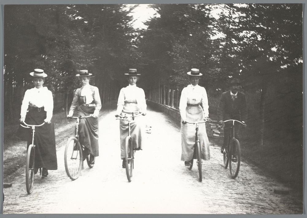 Groepsportret van een gezelschap op de fiets (1880 - 1940) by Cornelia Hendrika Jonker