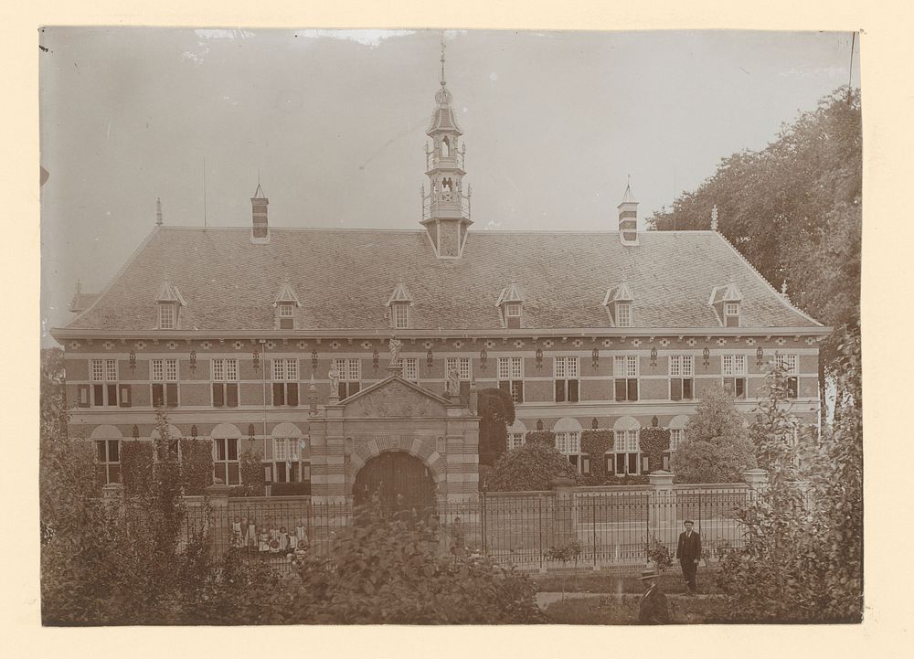 Gezicht op het Koninklijk Weeshuis te Buren (1890 - 1920) by anonymous