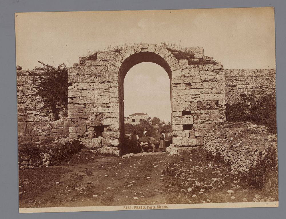 Porta Sirena te Paestum (1864 - 1881) by Giacomo Brogi and Giacomo Brogi