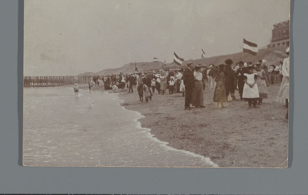 Mensen op het strand met Nederlandse vlaggen (1892 - 1905) by anonymous