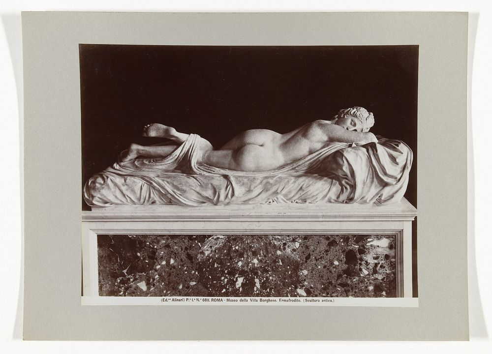 Sculptuur van een liggende hermafrodiet (c. 1880 - c. 1895) by Fratelli Alinari and Fratelli Alinari