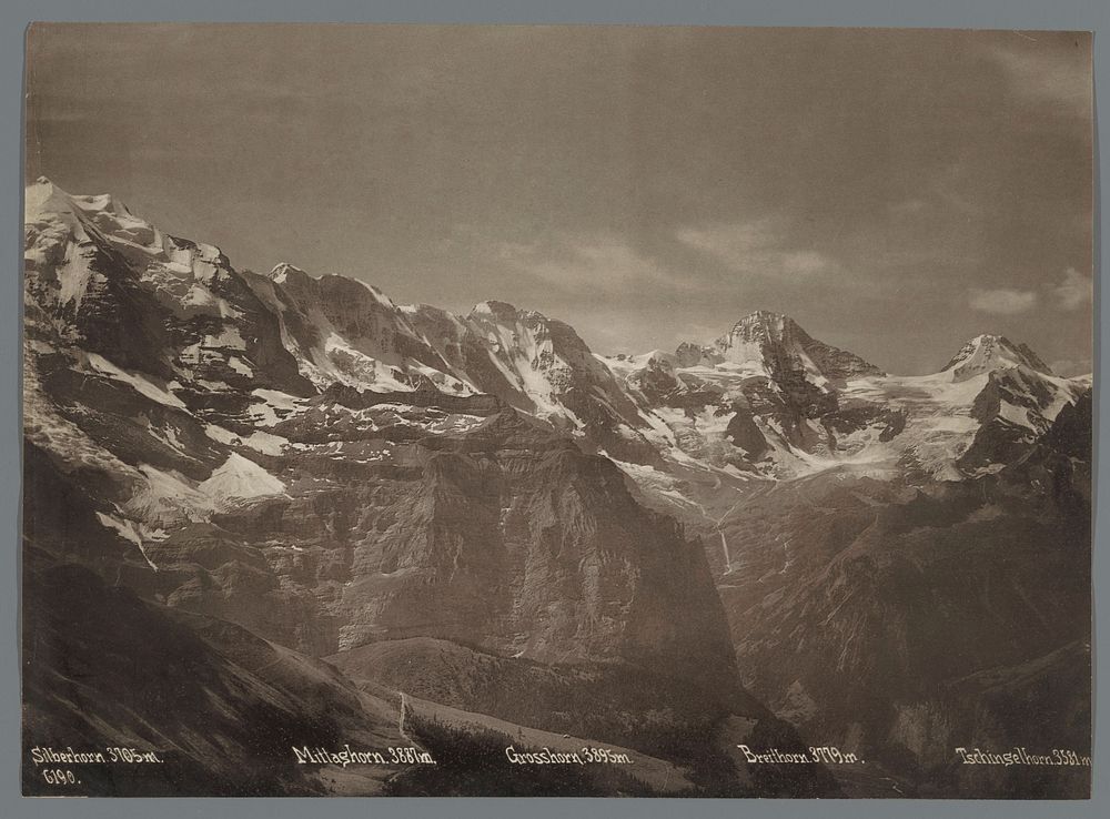 Gezicht op de Silberhorn, de Mittaghorn, de Grosshorn, de Breithorn en de Tschingelhorn in de Berner Alpen (1870 - 1889) by…