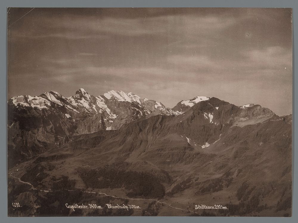Gezicht op de Gspaltenhorn, de Blüemlisalp en de Schilthorn in de Berner Alpen (1870 - 1889) by Arthur Gabler and anonymous