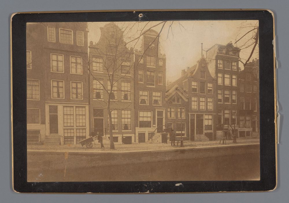 Gezicht op woningen aan een gracht te Amsterdam (1880 - 1902) by Sophia Herz