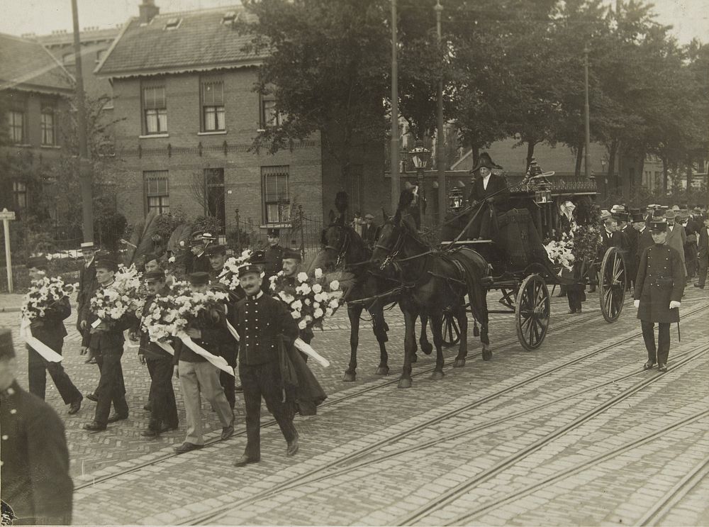 Rouwstoet op de begrafenis van kunstenaar Rik Wouters (1916) by Vereenigde Foto bureaux Amsterdam and anonymous