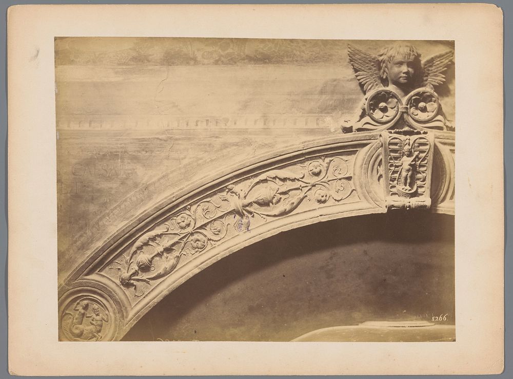 Deel van een archivolt met reliëfs van fantasiewezens en een cherubijn (vermoedelijk) in Italië (c. 1875 - c. 1900) by…