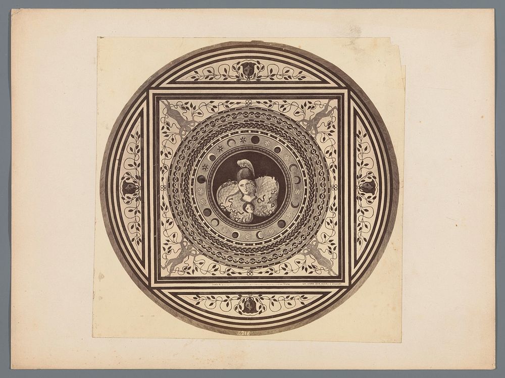 Fotoreproductie van een ronde afbeelding met in het midden vermoedelijk Pallas Athena (c. 1875 - c. 1900) by anonymous and…