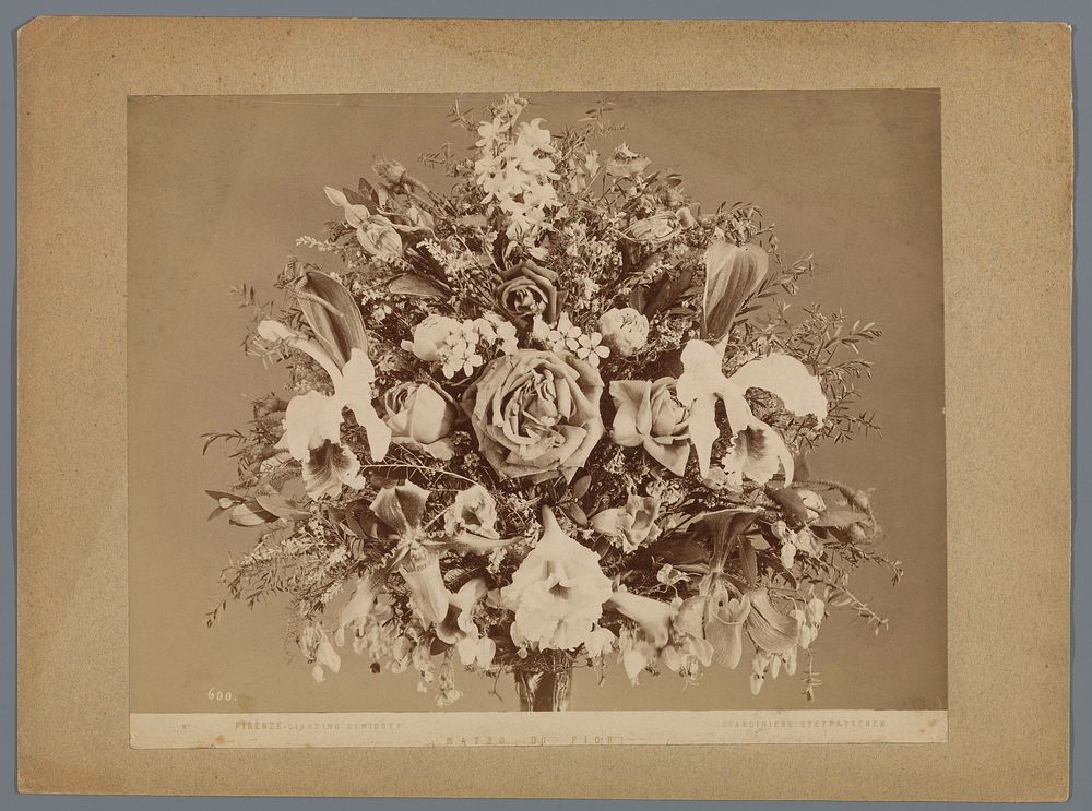 Boeket van bloemen met onder andere rozen en lelies (c. 1875 - c. 1900) by Alinari