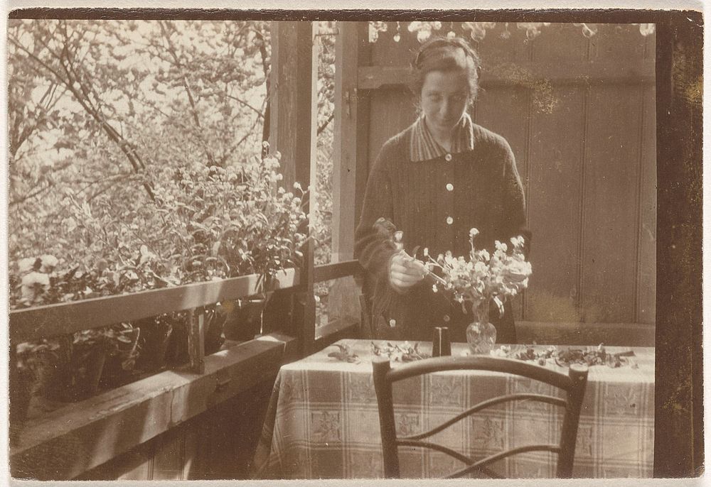 Portret van Irene With met bloemen bij tafel (1920 - 1940) by anonymous