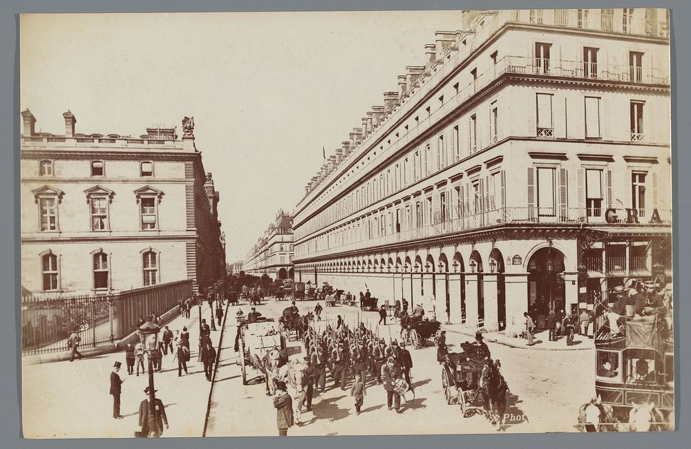Gezicht op de Rue de Rivoli, Parijs (1887 - 1900) by X phot and F Hélaine