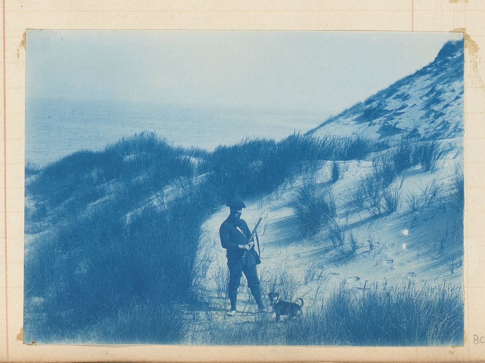Jager in de duinen, staand met hond (c. 1880 - c. 1900) by anonymous