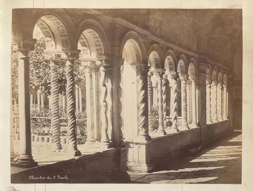 Zuilengang in het klooster van Sint-Paulus buiten de Muren te Rome (c. 1880 - c. 1900) by anonymous