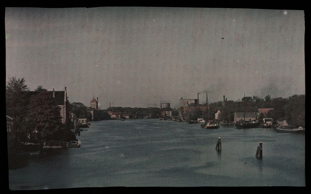Gezicht over de Zaan, met links de toren van de Verkade fabriek (1907 - 1930) by anonymous